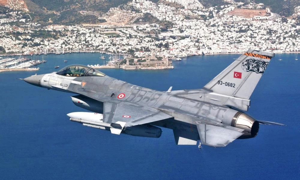 Μπαράζ τουρκικών παραβιάσεων πάνω από το Αιγαίο